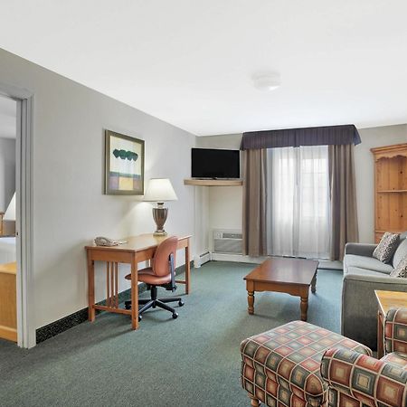 Отель Baymont By Wyndham Essex Burlington Area Экстерьер фото