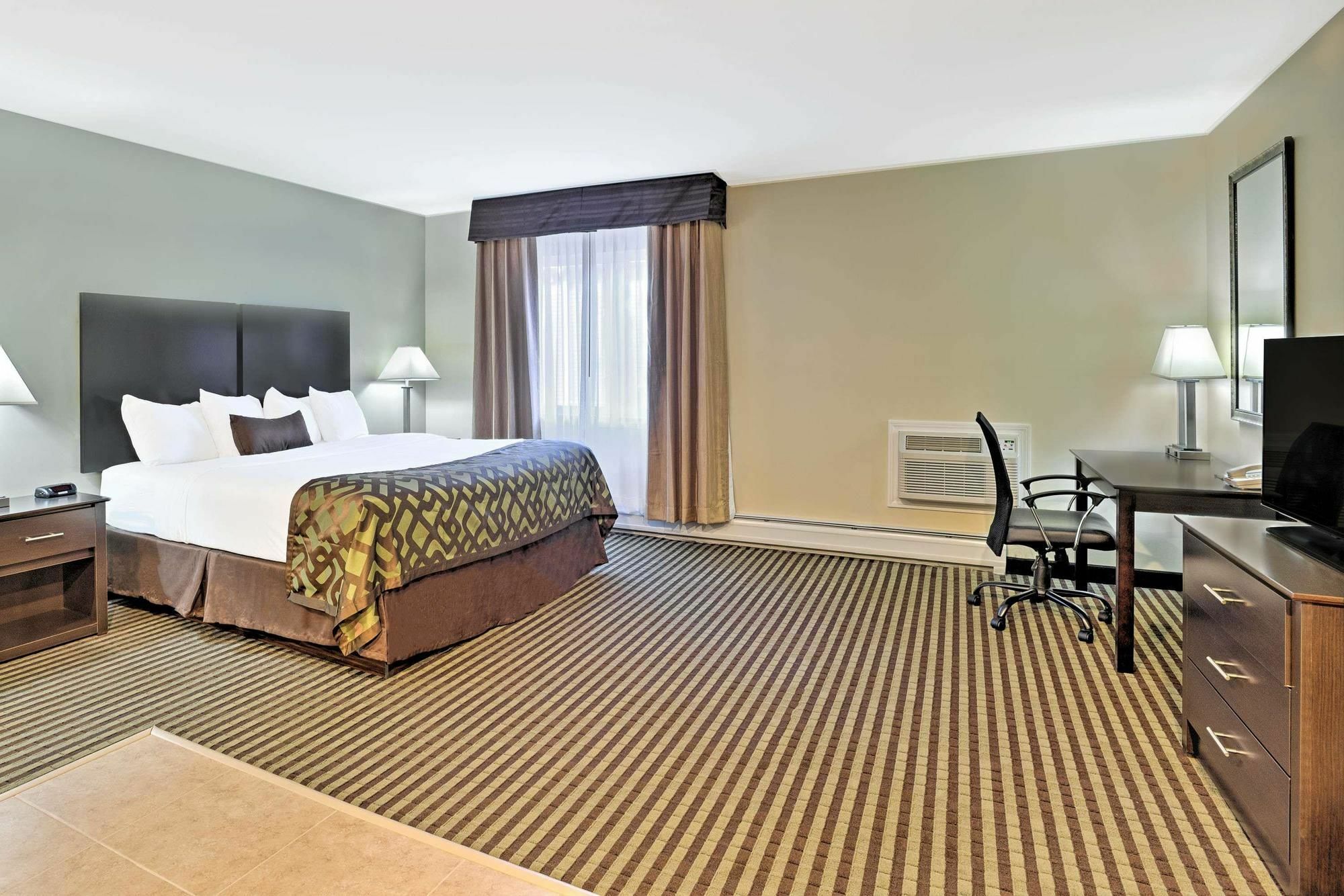 Отель Baymont By Wyndham Essex Burlington Area Экстерьер фото