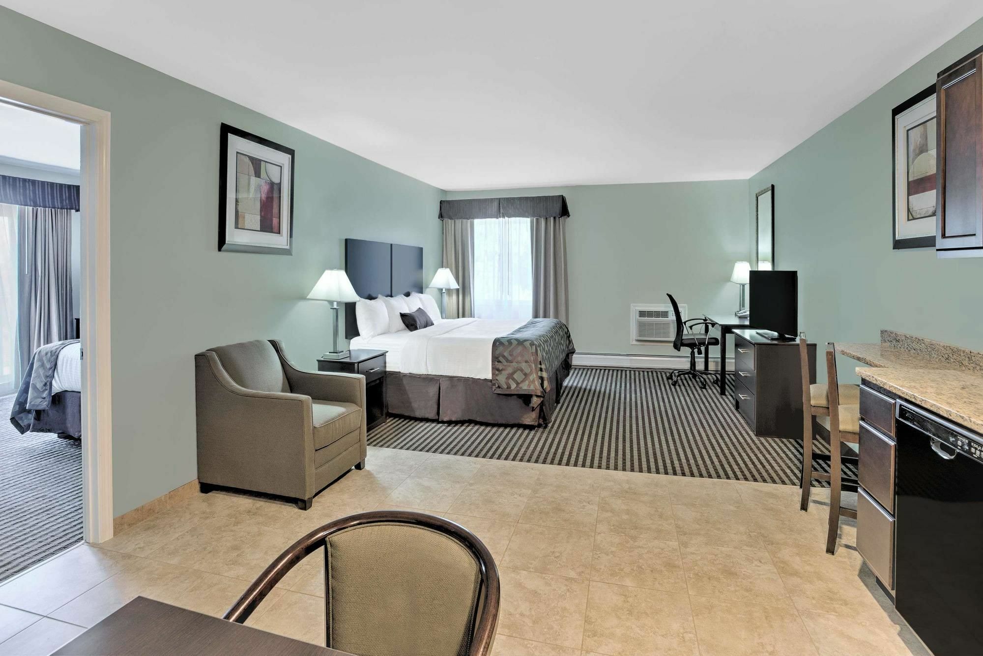 Отель Baymont By Wyndham Essex Burlington Area Экстерьер фото